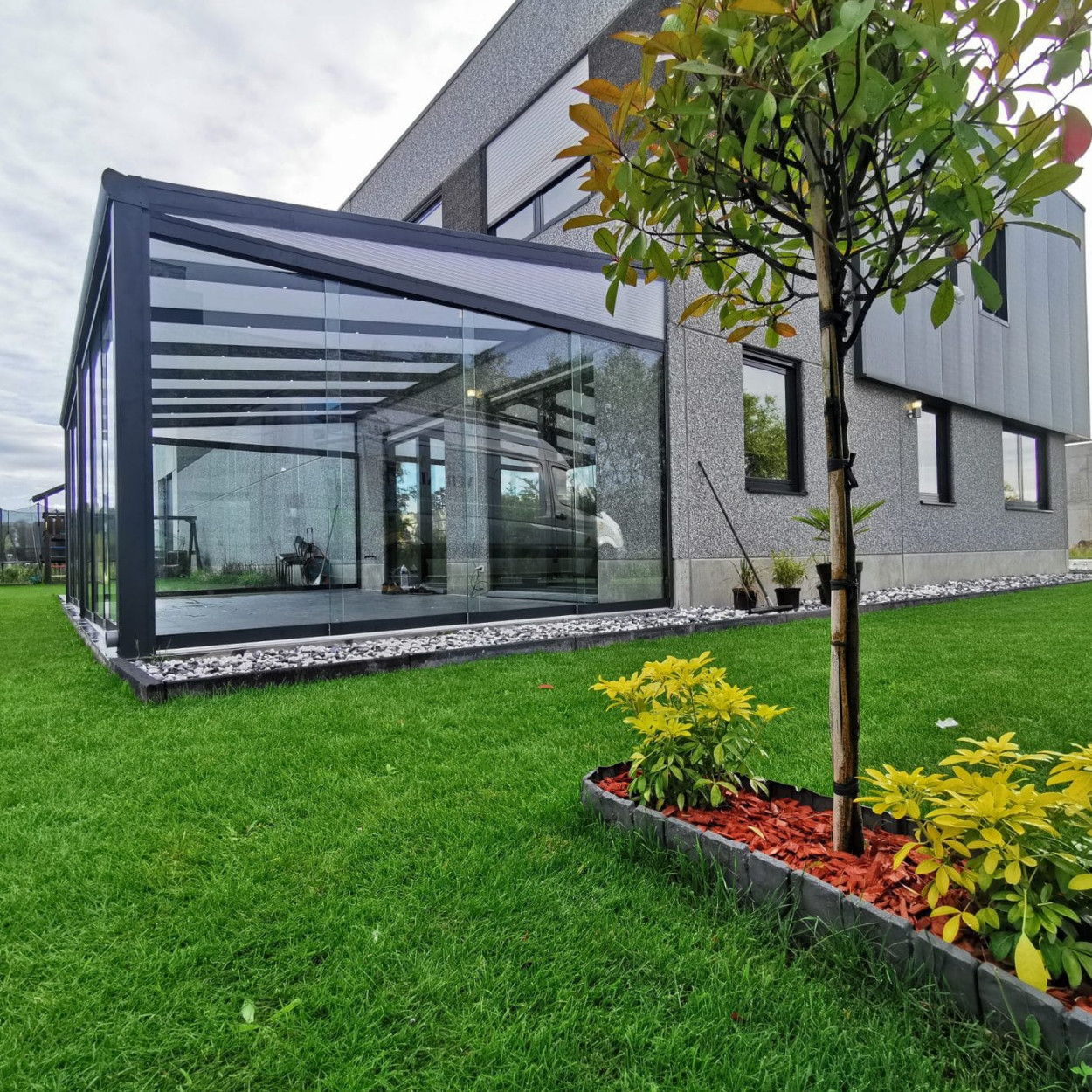MB Line Aluminium Veranda Zwart met Glazen dak, Vaste Zijwanden &amp; Schuifwanden